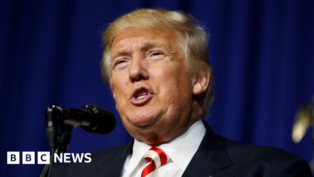 US election: Donald Trump woos black vote at Detroit church - BBC News