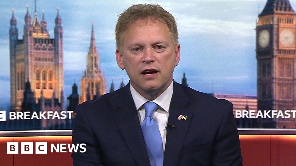 Red boxes in photos suggest PM was working – Shapps