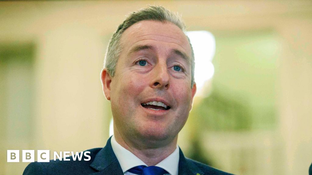 Paul Givan: Education minister backs campaign to delay children's smartphone use