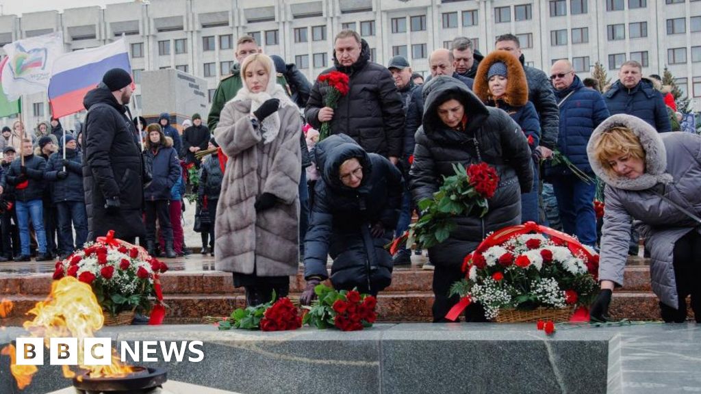 Makiivka: Russia points fingers after deadliest Ukraine attack