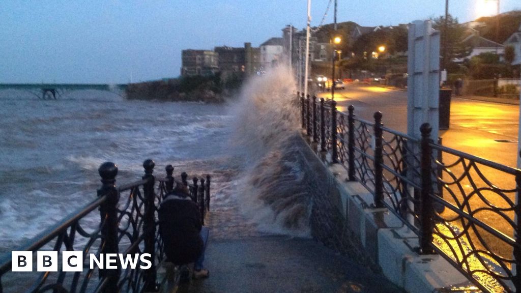 Storm Darragh: Red wind warning sees cancellations in the West