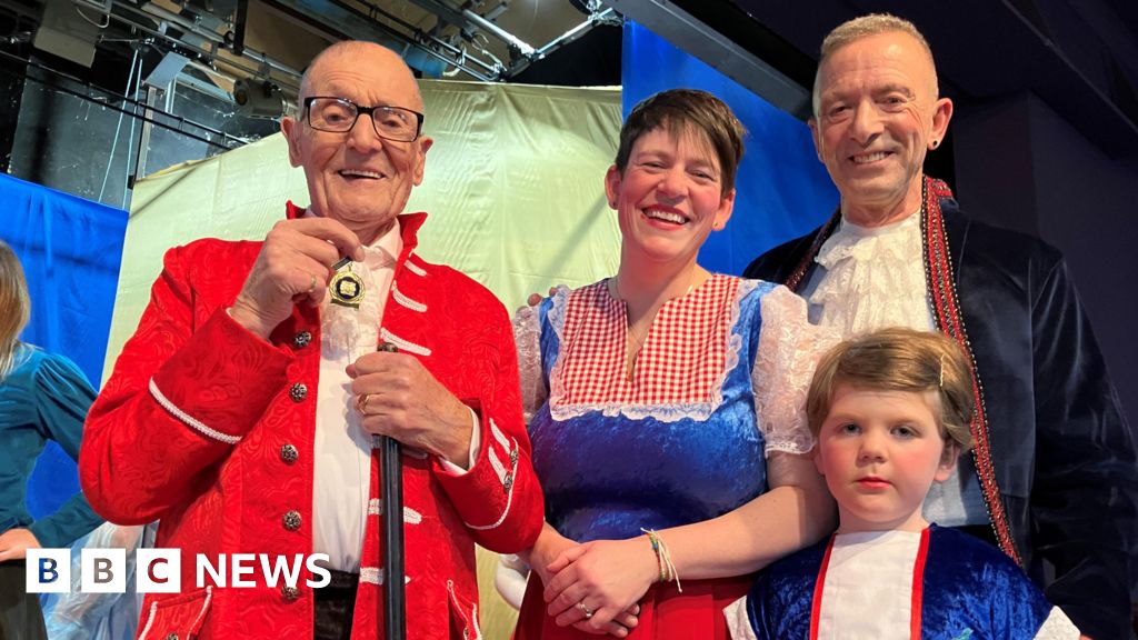 Sheffield pantomime veteran announces retirement at 100