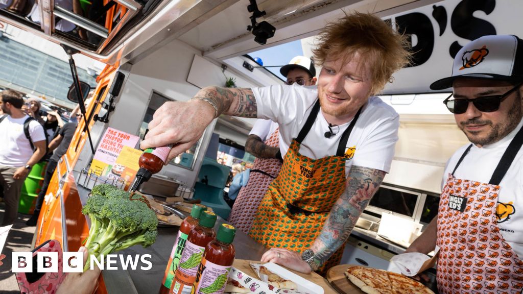 Ed Sheeran signs autographs in hot sauce in supermarket parking lot