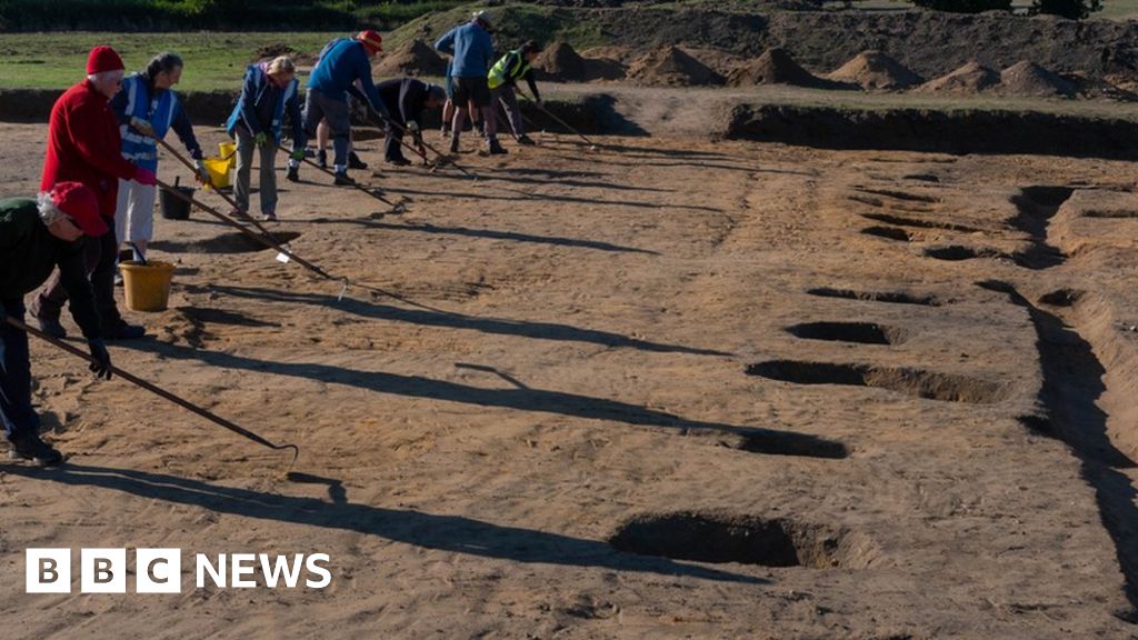 Rendlesham: 1,400-year-old royal hall unearthed