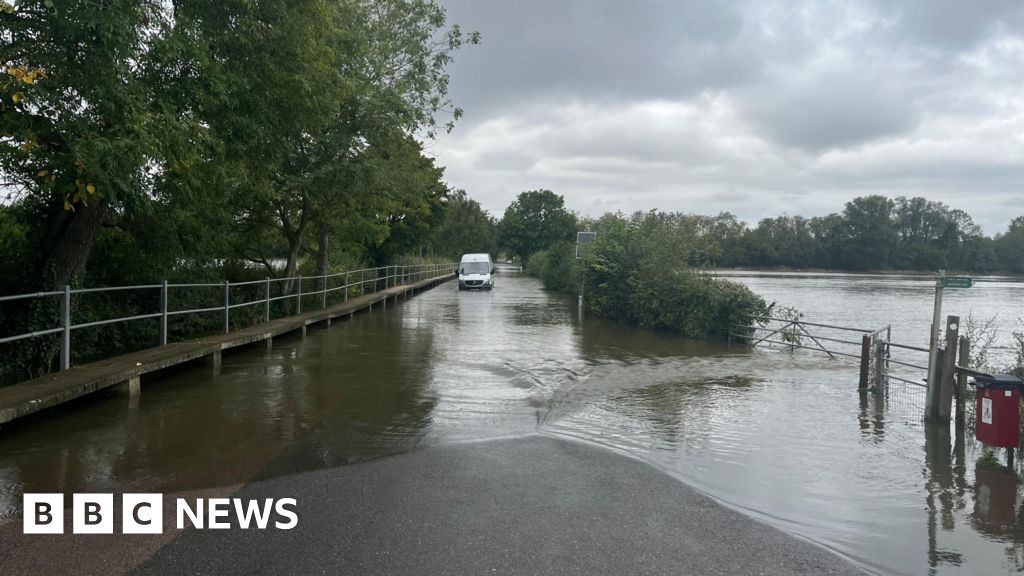 Villages near Bedford close bridges due to flooding - BBC News