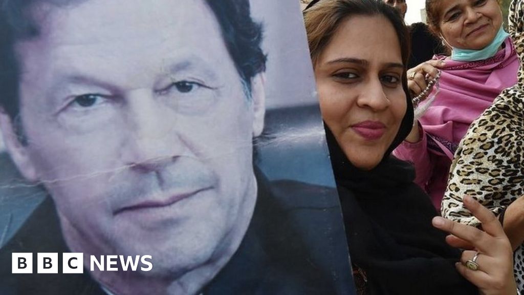 Имран Хан: Бившият премиер на Пакистан е вкаран в затвора по дело за държавна тайна преди изборите