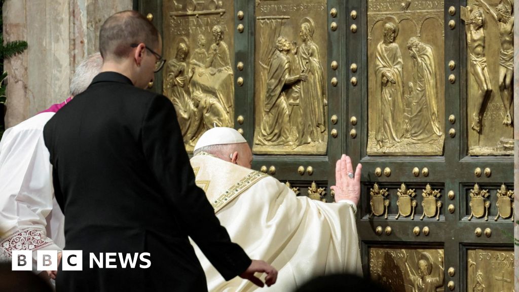 Paus Fransiskus membuka Pintu Suci di Basilika Santo Petrus untuk memulai tahun Yobel khusus