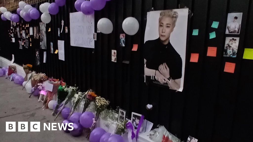 mourners-leave-notes-on-street-for-k-pop-star-moonbin