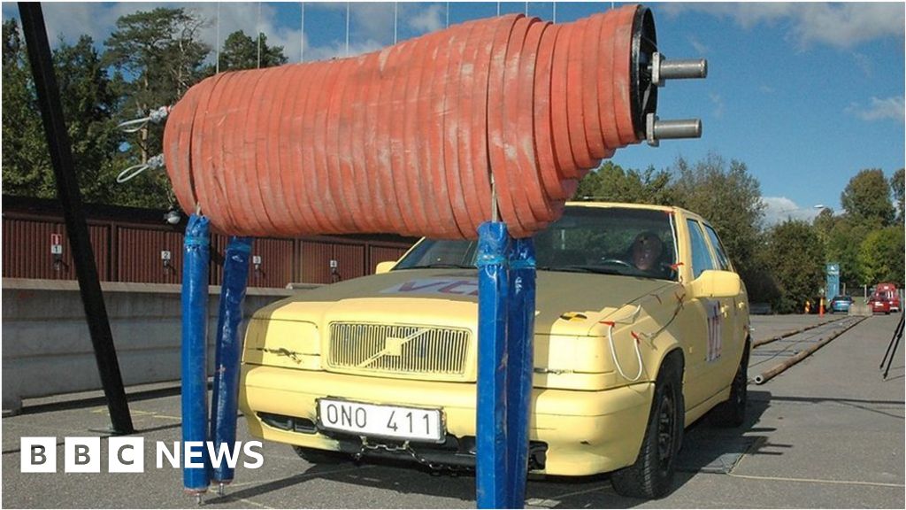 Car crash testing with a moose dummy