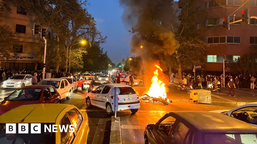Iran protests: Authorities charge 1,000 people over Tehran unrest