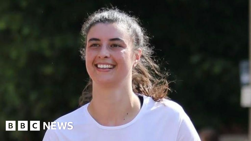 Woman's lung collapsed after workout and now she's running marathons