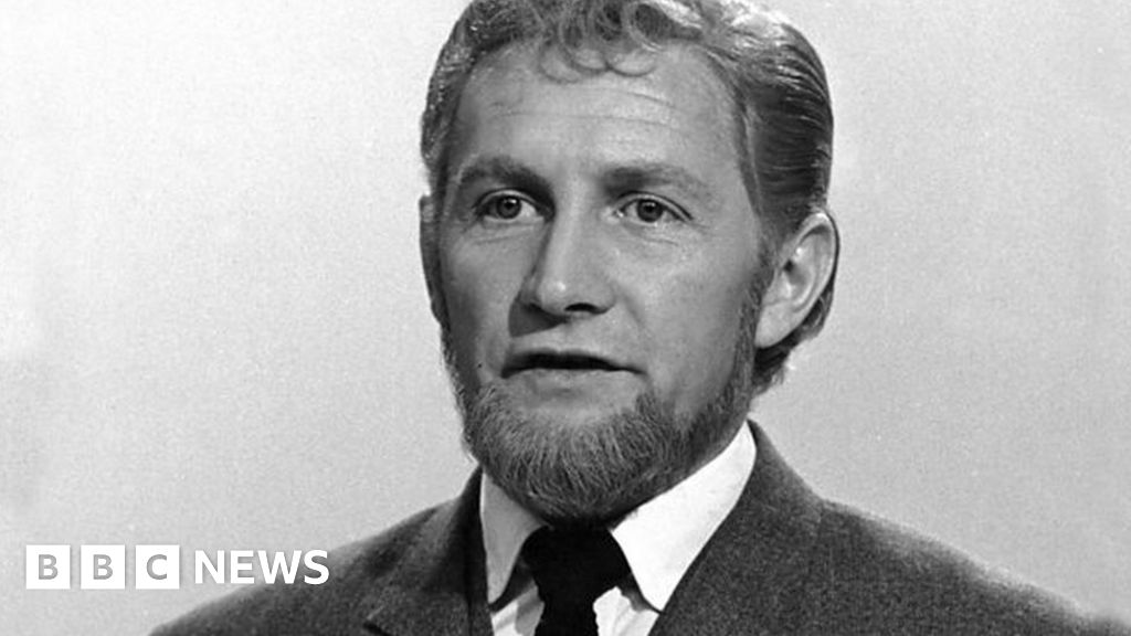 Roy Dotrice Guernsey Actor Dies Aged 94 Bbc News