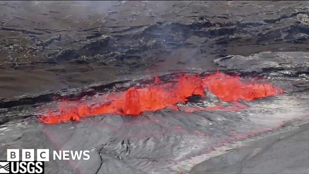 Mesmerising footage shows lava lake overflow in Hawaii - BBC News