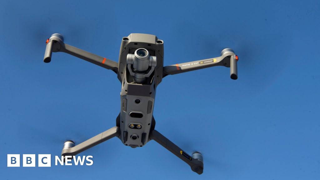 Zonder verkwistend communicatie US sanctions drone-maker DJI - BBC News