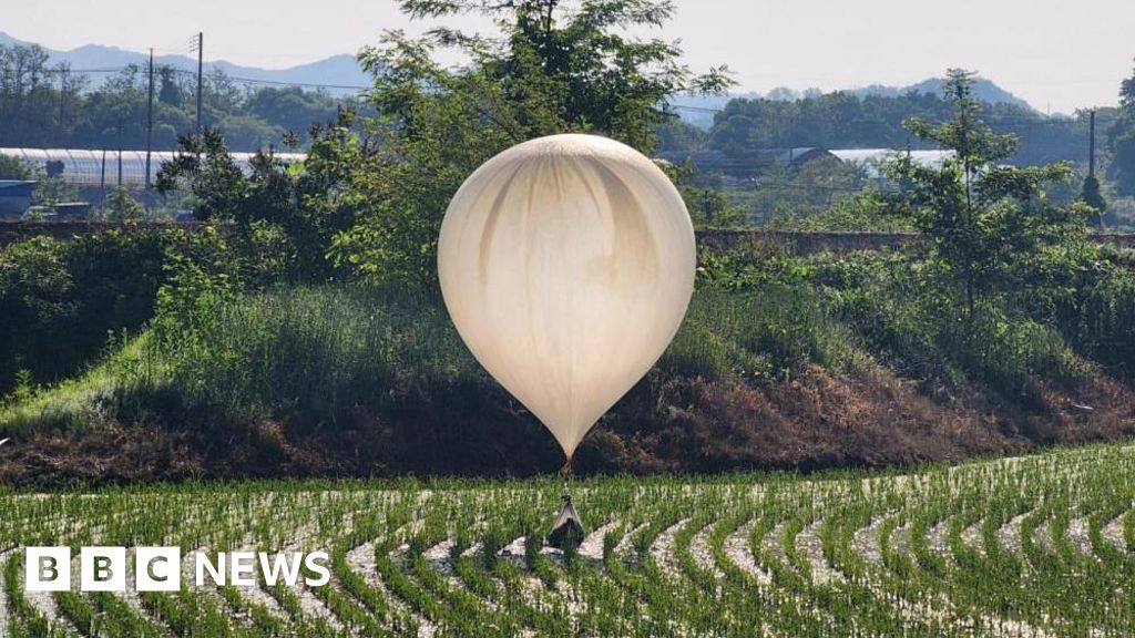 Северна Корея хвърля балони за боклук върху Южна