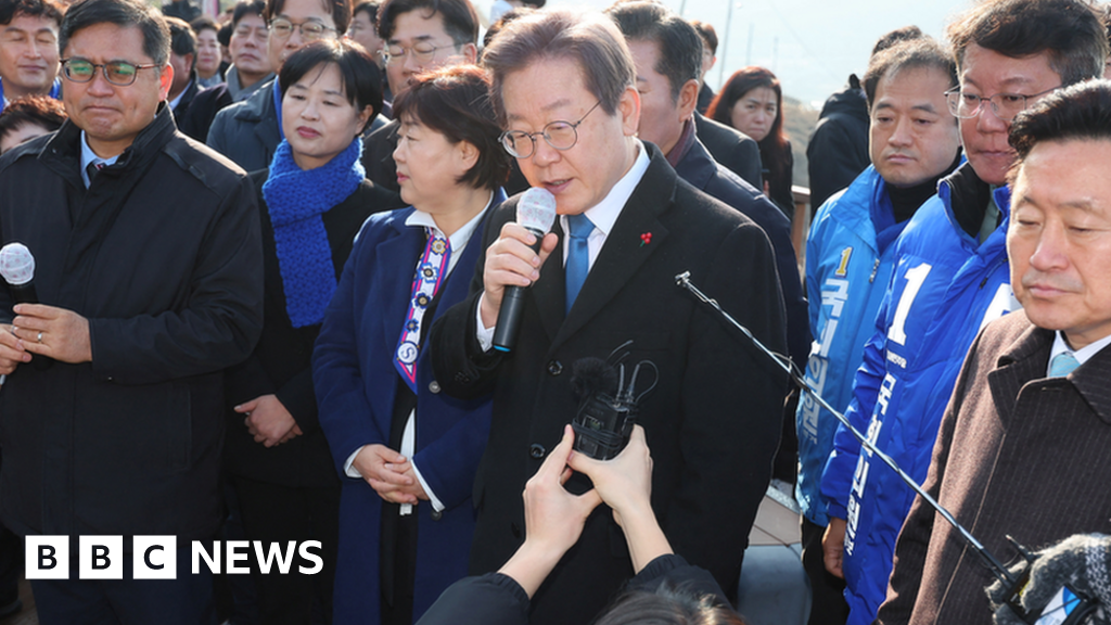 Lee Jae-myung: South Korea opposition leader stabbed in Busan