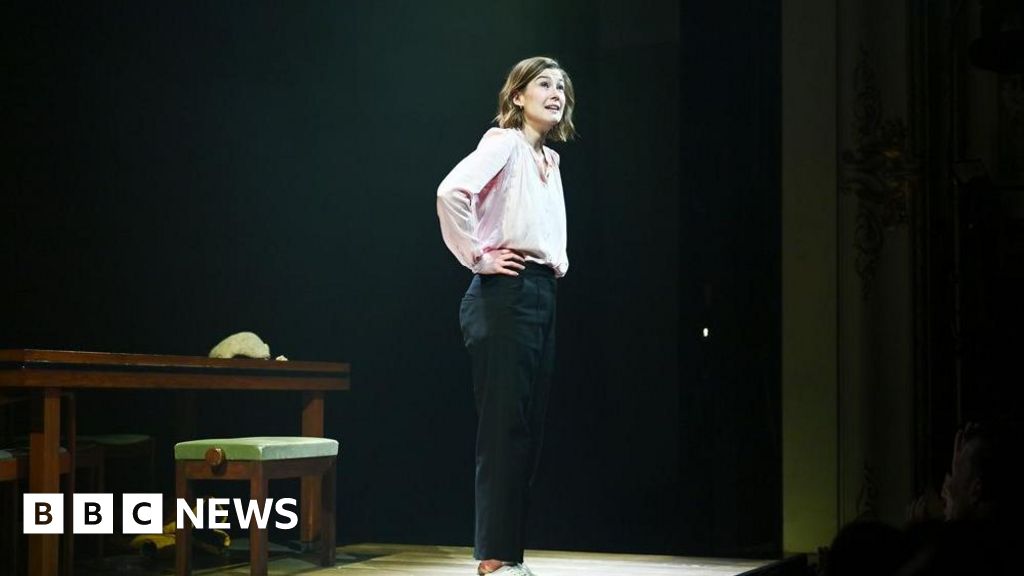 Rosamund Pike calls out audience member for texting during show
