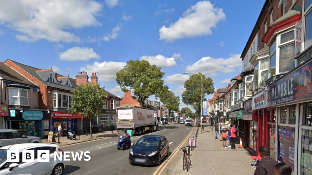 Leicester: Dog owner sentenced after four bitten in attack - BBC News