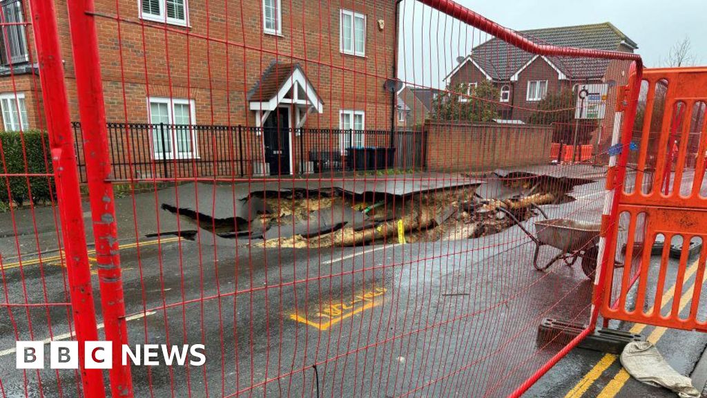Surrey sinkhole not getting bigger, says council