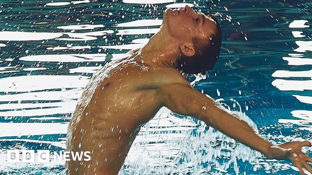 Russia's first male synchronised swimmer