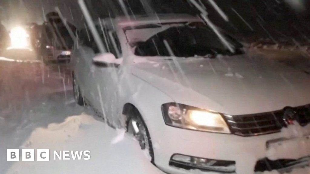 Sweden drivers stranded overnight on E22 motorway in deep snow