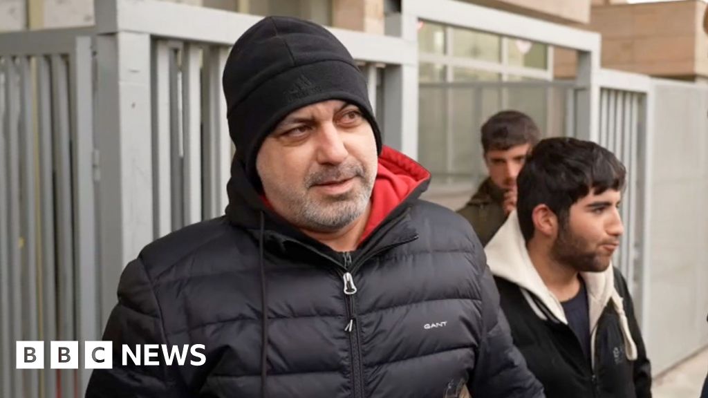 'This is war': BBC speaks to Iranians at border with Turkey thumbnail