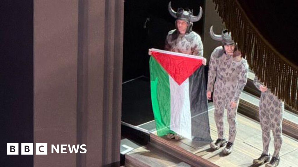 Performer launches Gaza flag protest on Royal Opera House stage thumbnail