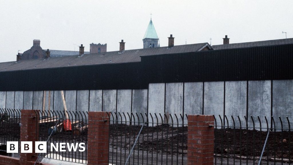 Will NI's peace walls come down by 2023 to meet 10-year target? - BBC News
