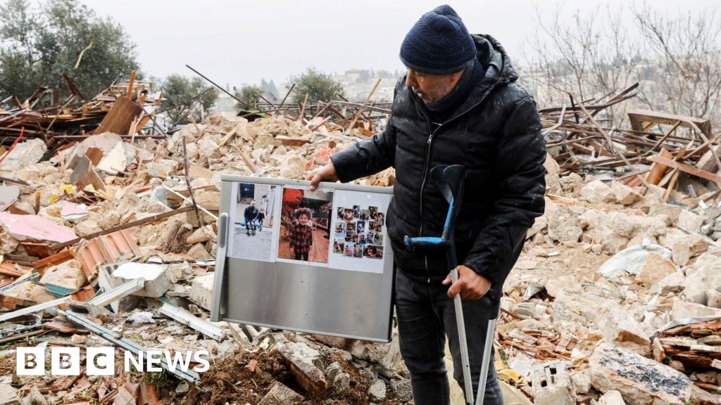 Sheikh Jarrah: Israeli police evict Palestinians from East Jerusalem home