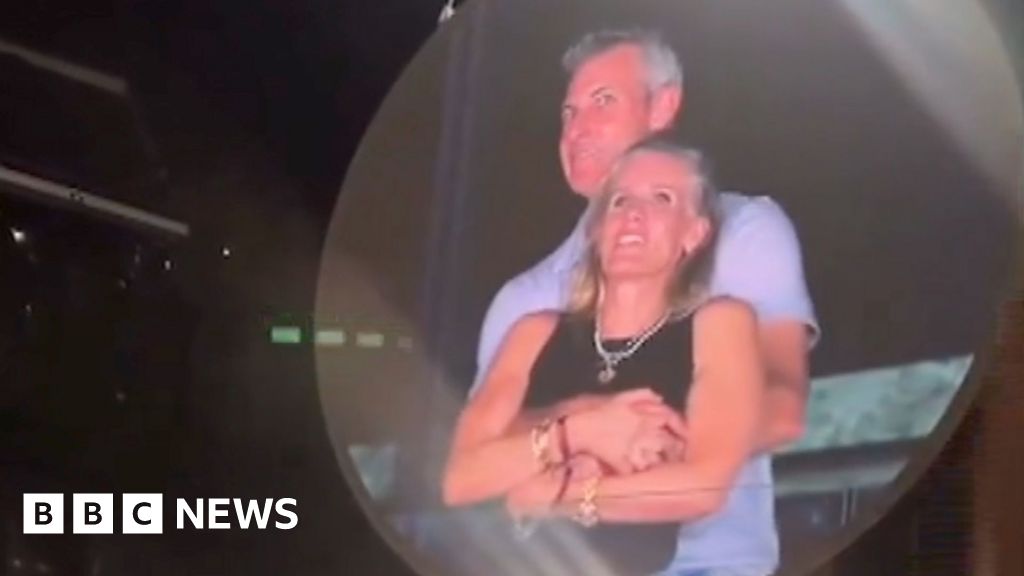 Ръководител на човешките ресурси уловен на големия екран на концерт