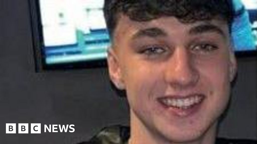Search for British teenager missing in Tenerife