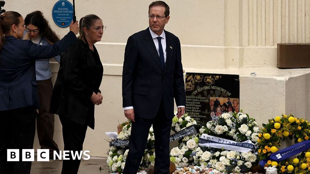 Israeli president Isaac Herzog lays wreath at Bondi at start of controversial visit thumbnail