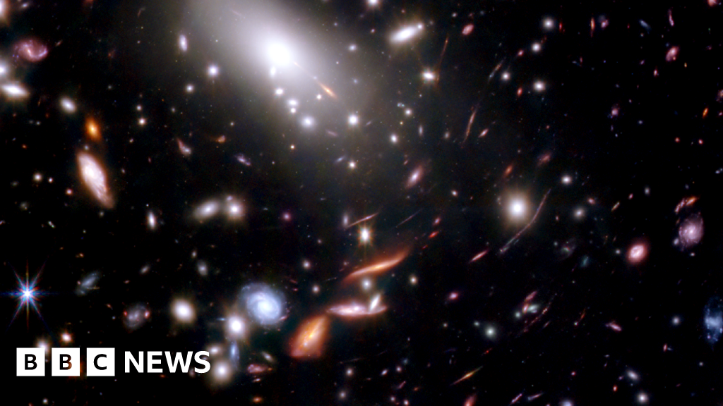 'Christmas lights' galaxy reveals how Universe formed