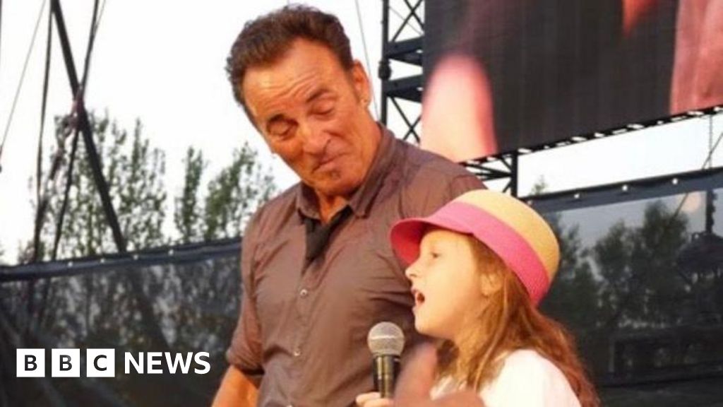 Bruce Springsteen fan recalls singing with the Boss in Belfast - BBC News