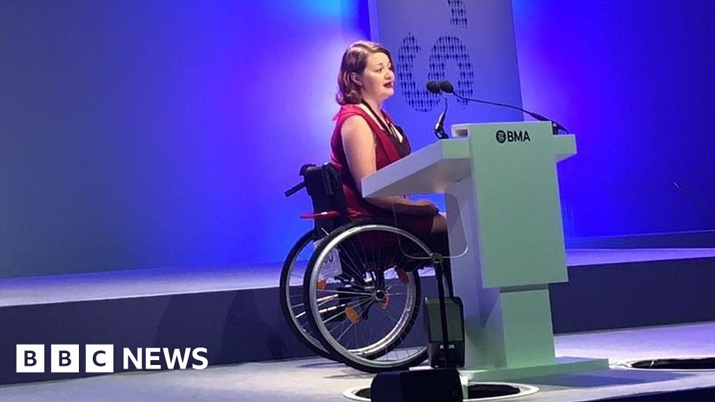 Dr Hannah 'I often get to emergencies first because of my speedy wheelchair' BBC News