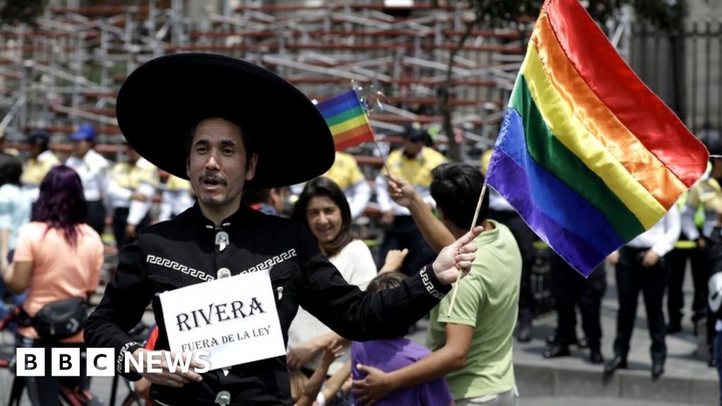 Mexicans march for gay marriage after opponents rally - BBC News