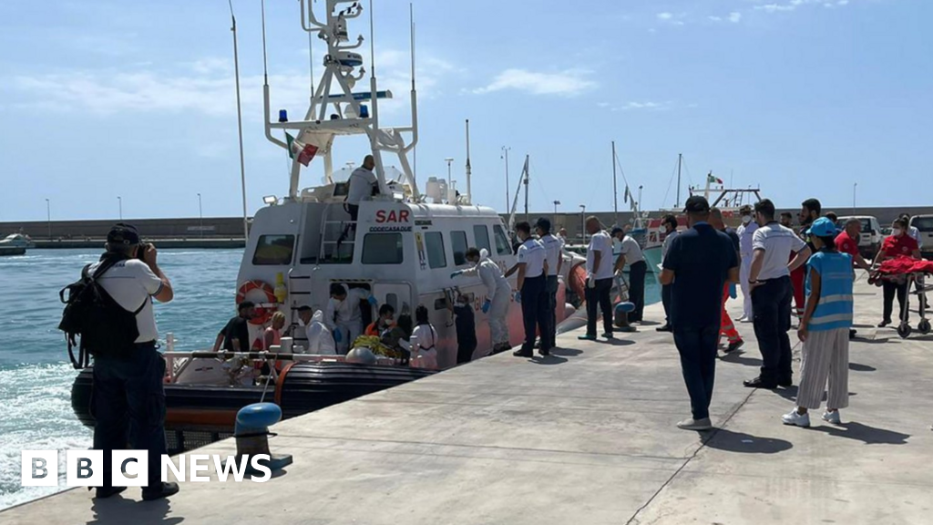 Ein Hilfsarbeiter sagt, Dutzende seien vor einem sinkenden italienischen Schiff gerettet worden