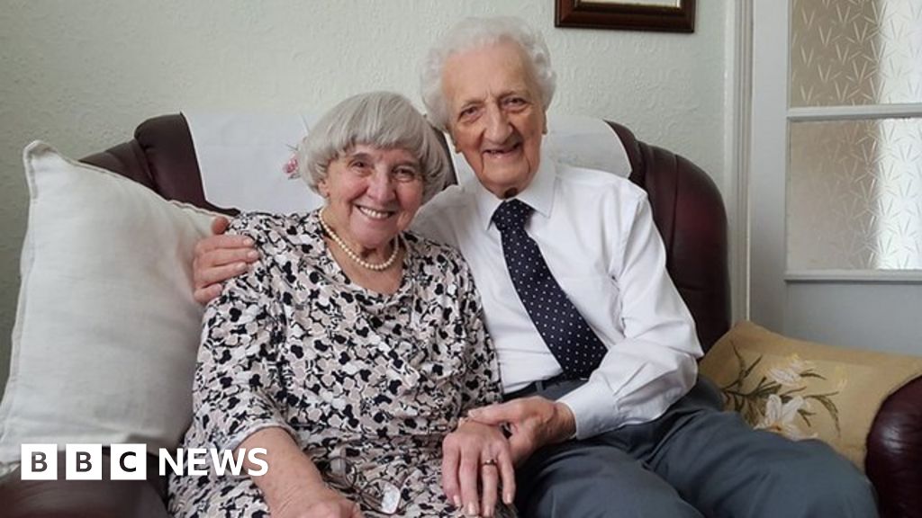 World War Two sweethearts to marry after 70 years apart - BBC News