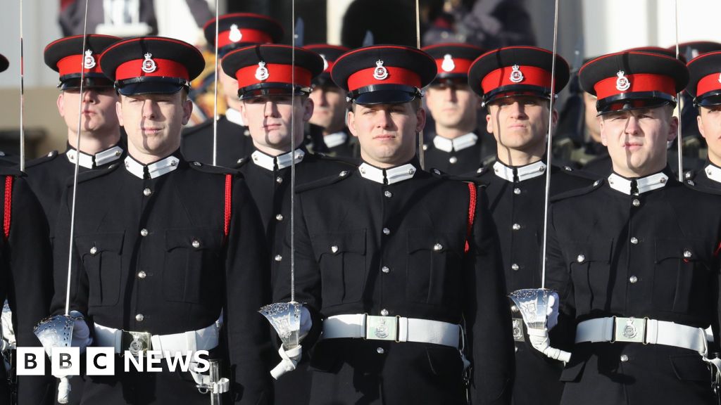Army jobs: Are there fewer young white British men? - BBC News