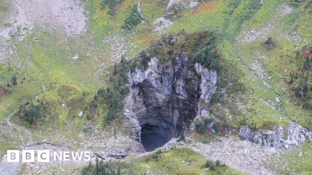 'Aweinspiring' cave discovered in Canada's wilderness BBC News