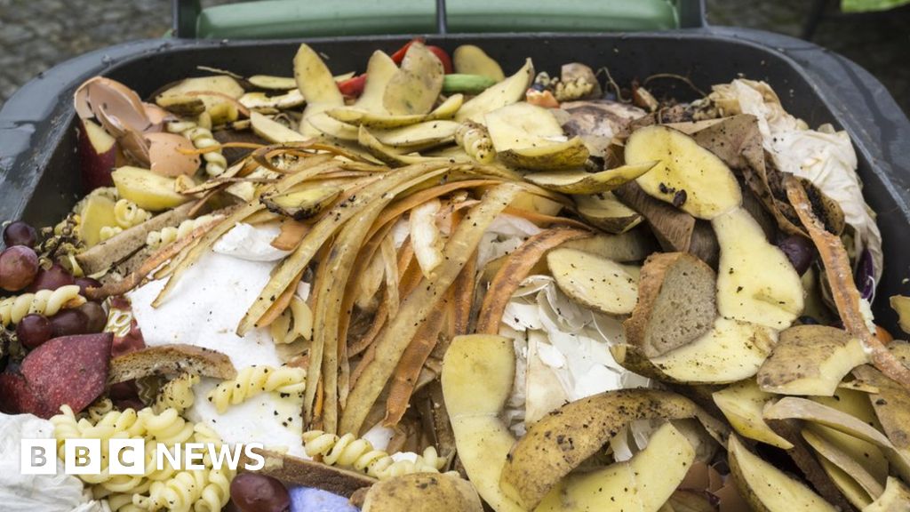 Food waste 'worse for climate than plastic'