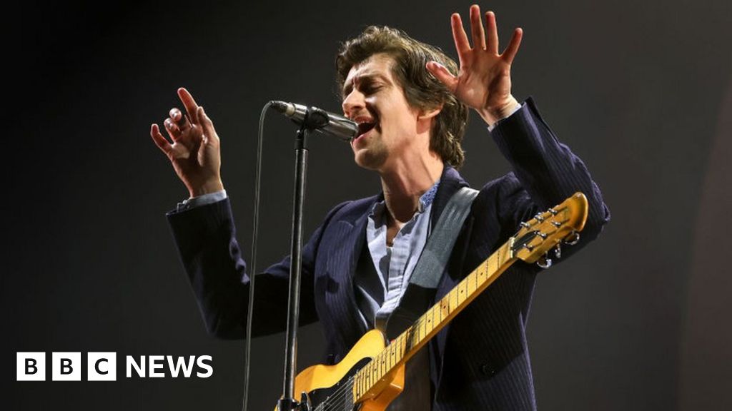 Leeds Festival: Arctic Monkeys close Leeds with huge singalong on UK return