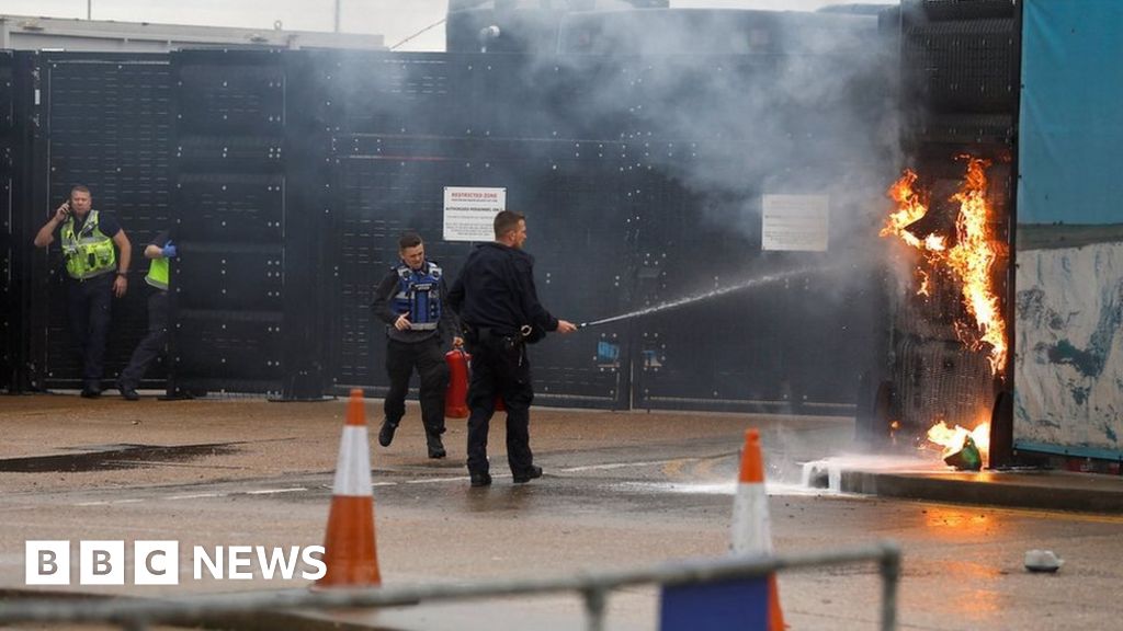 Dover migrant centre attack: Firebomber died of asphyxiation, inquest told