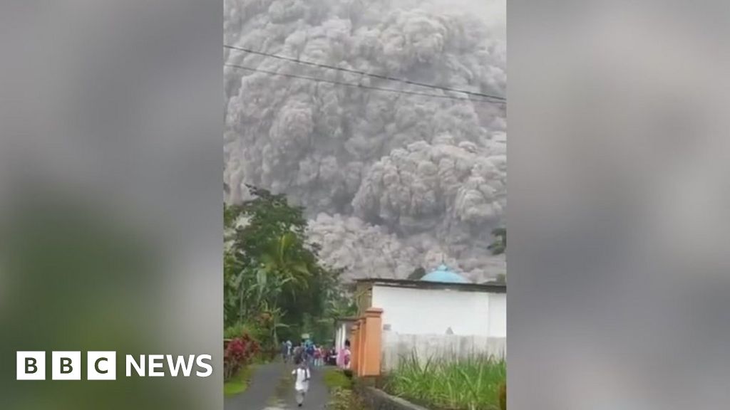 Indonesia volcano: Residents flee as Mt Semeru spews huge ash cloud