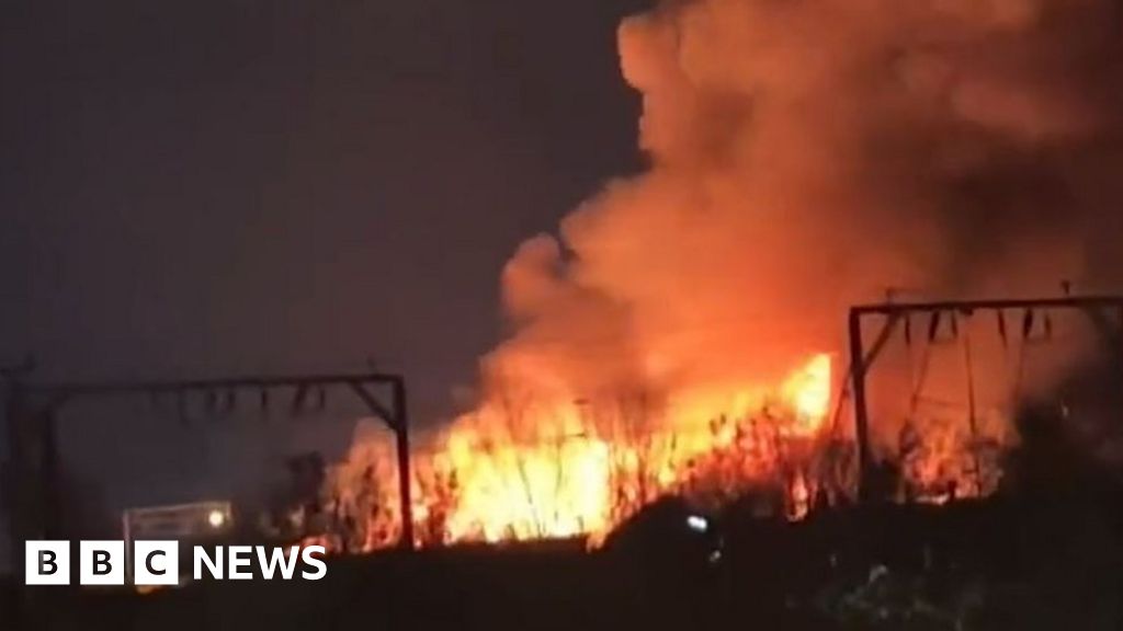 Wolverhampton fire: Major incident declared as factories ablaze - BBC