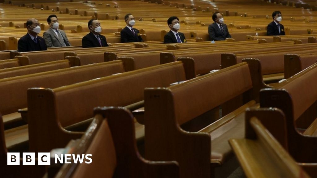 Coronavirus: South Korea churches halt services as cases soar