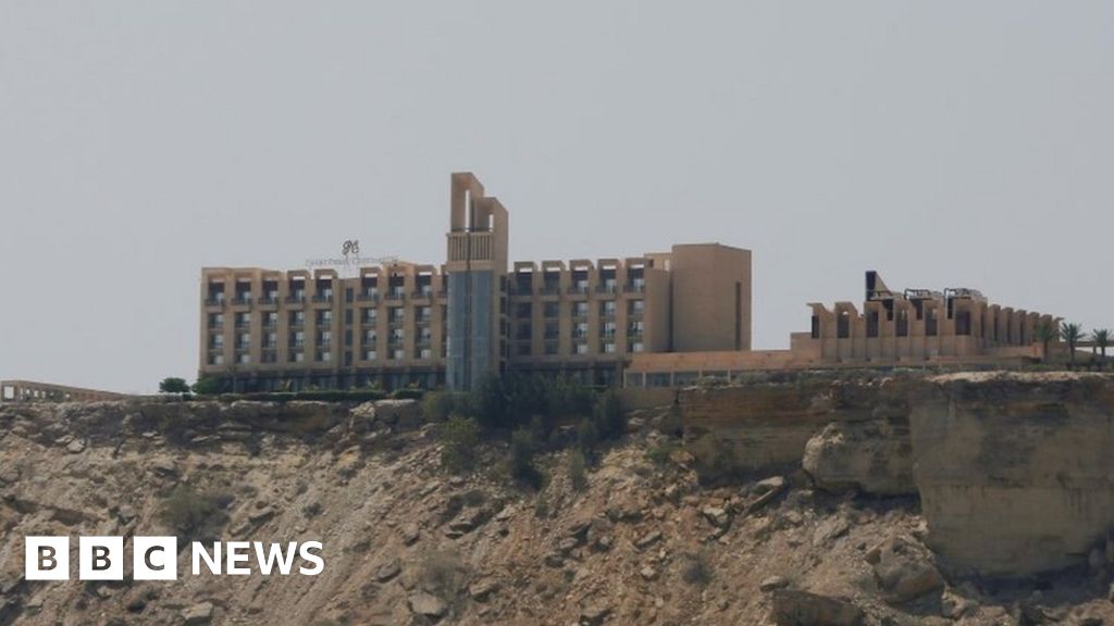 Gunmen killed five in Pakistan hotel