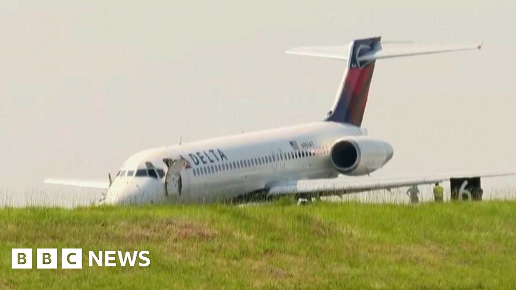 Delta flight lands safely in Charlotte without front landing gear
