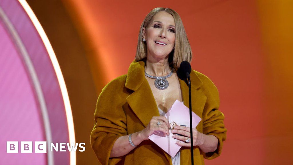 Селин Дион направи изненадваща поява на наградите Грами на фона