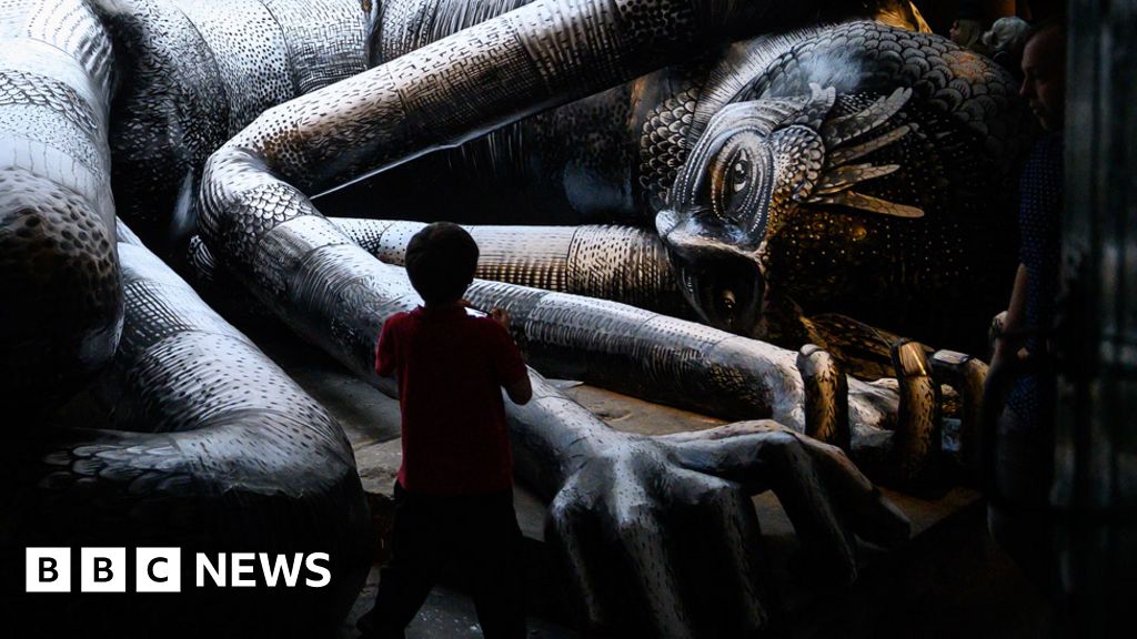 Sheffield artist Phlegm's sleeping giants draw giant crowds